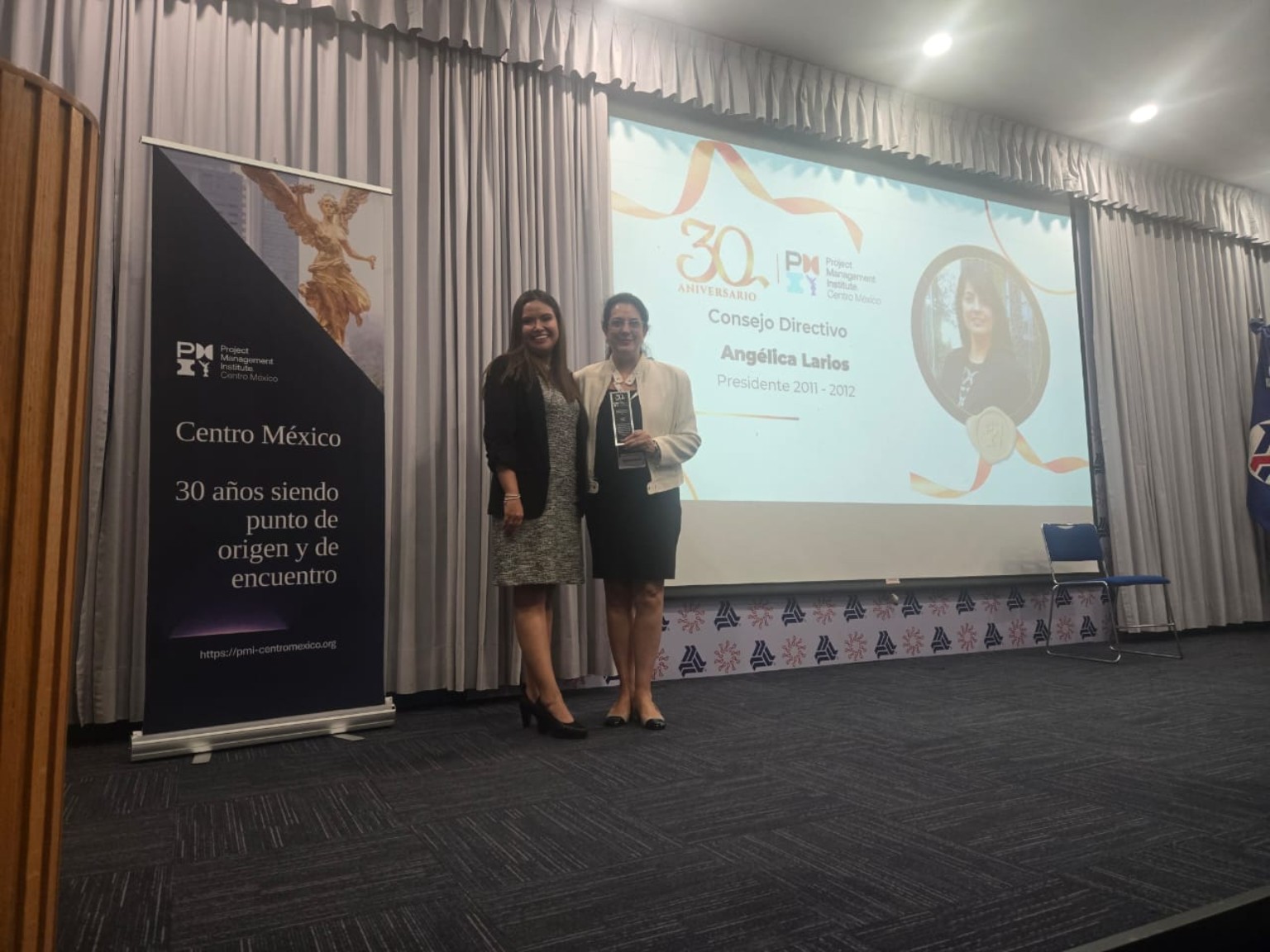 Dra. Angélica Larios, DSL, MBA, PMP, recibiendo reconocimiento del PMI por su trayectoria y contribución a la dirección de proyectos